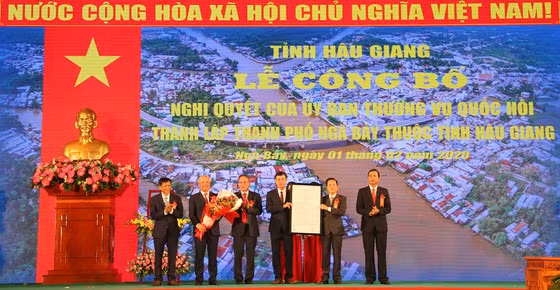 Lễ Công bố Nghị quyết của Ủy ban Thường vụ Quốc hội thành lập thành phố Ngã Bảy thuộc tỉnh Hậu Giang. Ảnh: CAO PHONG