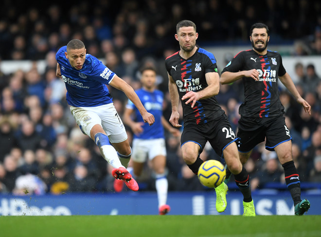  Tiền đạo Richarlison (trái) đã có pha độc diễn và ghi bàn then chốt giúp Everton thắng dễ Crystal Palace