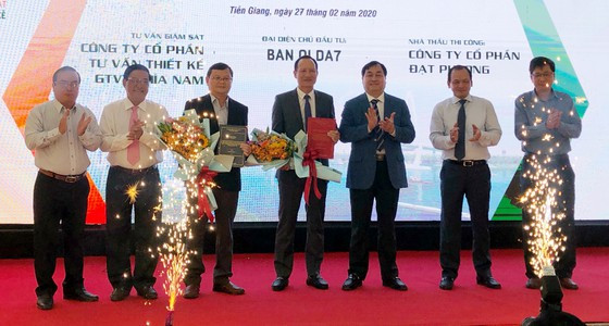 Trao hợp đồng thi công. Ảnh: TÍN HUY