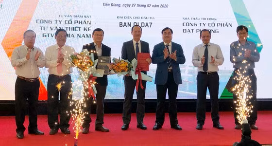 Trao hợp đồng thi công. Ảnh: TÍN HUY