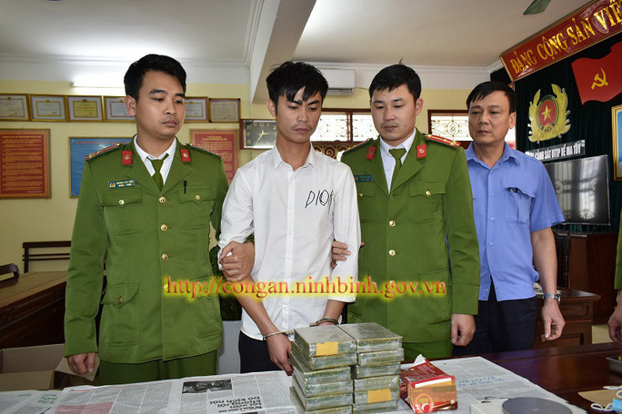  Nguyễn Văn Thịnh cùng 12 bánh heroin - Ảnh: Công an Ninh Bình