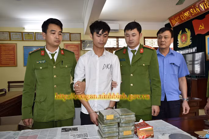  Nguyễn Văn Thịnh cùng 12 bánh heroin - Ảnh: Công an Ninh Bình