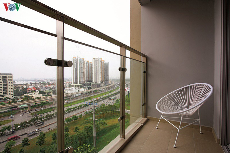 Logia như một khoảng hiên thư giãn. Nơi đây có thể ngồi nhìn ngắm phố phường và không gian rộng lớn của thành phố. Logia như một khoảng hiên thư giãn. Nơi đây có thể ngồi nhìn ngắm phố phường và không gian rộng lớn của thành phố.