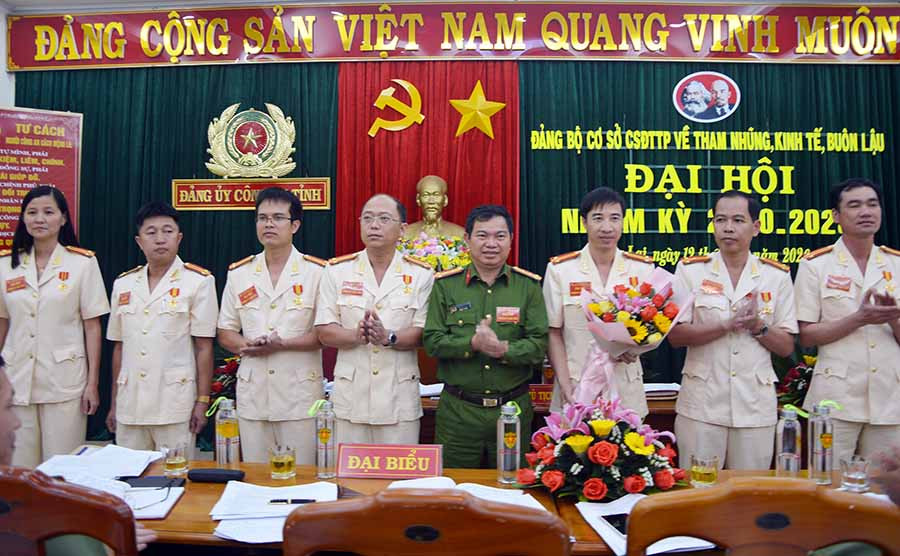 Đại tá Phan Thanh Tám - Ủy viên Ban Thường vụ Đảng ủy, Phó Giám đốc Công an tỉnh tặng hoa chúc mừng Ban chấp hành Đảng bộ cơ sở Cảnh sát điều tra tội phạm về tham nhũng, kinh tế, buôn lậu (nhiệm kỳ 2020-2025). Ảnh: T.T