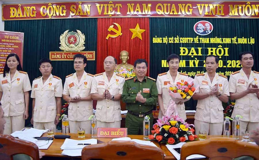 Đại tá Phan Thanh Tám - Ủy viên Ban Thường vụ Đảng ủy, Phó Giám đốc Công an tỉnh tặng hoa chúc mừng Ban chấp hành Đảng bộ cơ sở Cảnh sát điều tra tội phạm về tham nhũng, kinh tế, buôn lậu (nhiệm kỳ 2020-2025). Ảnh: T.T