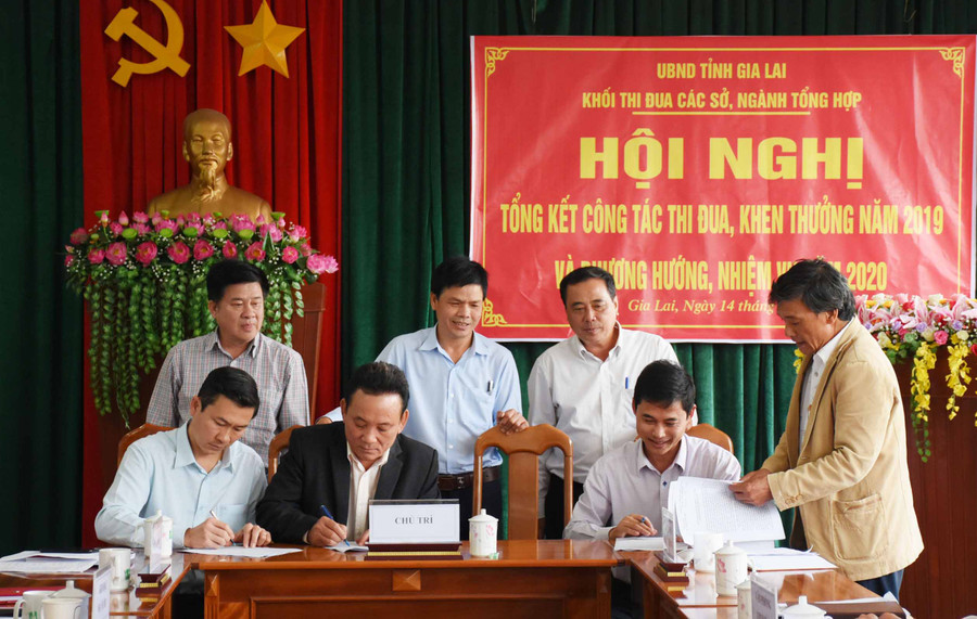 Đại diện lãnh đạo các đơn vị trong khối tiến hành ký giao ước thi đua năm 2020. Ảnh: Minh Nguyễn