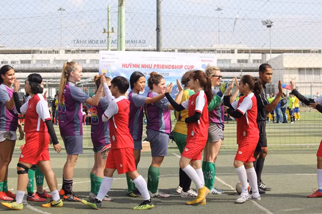Giải đấu bóng đá thiện nguyện dành cho các cầu thủ nữ trẻ không chuyên thu hút đến 7 đội tham dự - Khánh Nguyễn