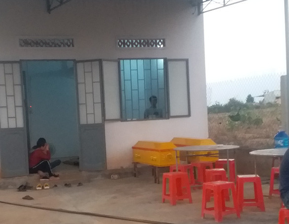 Thi thể hai em được đưa về gia đình lo hậu sự - Ảnh: TRẦN THẢO NHI Thi thể hai em được đưa về gia đình lo hậu sự - Ảnh: TRẦN THẢO NHI