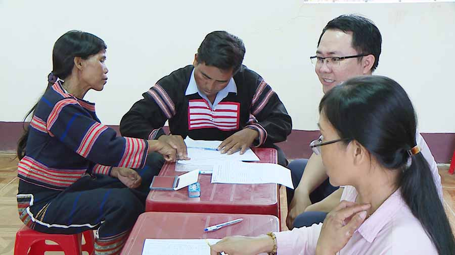  Cán bộ Phòng Giao dịch Ngân hàng CSXH huyện Phú Thiện xuống tận thôn làng hướng dẫn người dân vay vốn để phát triển kinh tế gia đình. Ảnh: T.D