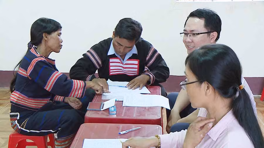  Cán bộ Phòng Giao dịch Ngân hàng CSXH huyện Phú Thiện xuống tận thôn làng hướng dẫn người dân vay vốn để phát triển kinh tế gia đình. Ảnh: T.D