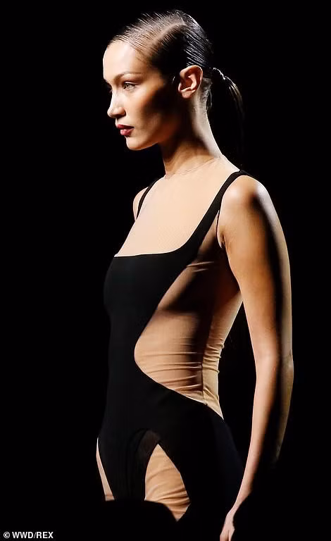 Người đẹp Mỹ diện chiếc đầm thiết kế kiểu cách, cầu kỳ, giúp người đẹp khoe khéo được vóc dáng thanh mảnh, cuốn hút. Người đẹp Mỹ diện chiếc đầm thiết kế kiểu cách, cầu kỳ, giúp người đẹp khoe khéo được vóc dáng thanh mảnh, cuốn hút.