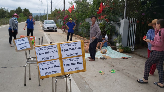 Điểm tặng dưa miễn phí ở tổ 10, ấp Bến Tràm, xã Cửa Dương - ẢNH: HOÀNG TRUNG