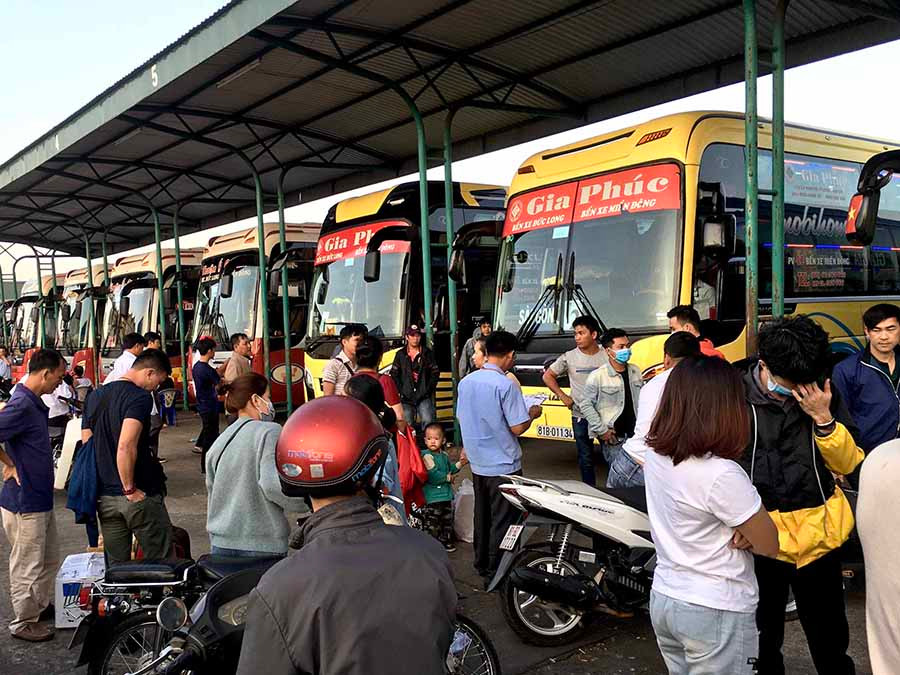 Nhiều đơn vị, doanh nghiệp vận tải hành khách phải xoay xở vất vả trước việc điều chỉnh nhu cầu đi lại sau Tết. Ảnh: L.H Nhiều đơn vị, doanh nghiệp vận tải hành khách phải xoay xở vất vả trước việc điều chỉnh nhu cầu đi lại sau Tết. Ảnh: L.H