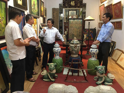 Ông Nguyễn Ngọc Ẩn (thứ ba, từ trái qua) trao đổi với đoàn khảo cổ về một số cổ vật của các thời kỳ phong kiến ở Việt Nam Ông Nguyễn Ngọc Ẩn (thứ ba, từ trái qua) trao đổi với đoàn khảo cổ về một số cổ vật của các thời kỳ phong kiến ở Việt Nam