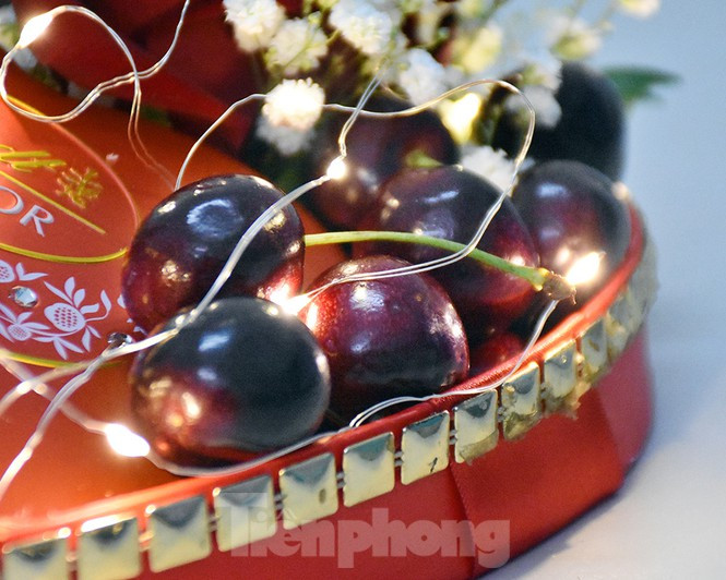 Cũng giống như khi bạn nếm trải tình yêu có khi ngọt ngào, có lúc đắng chát, nhưng tình yêu luôn mang đến cho con người sự thích thú khi được trải nghiệm nó. Thay vì nói lời yêu bằng từ ngữ, hãy dành tặng người yêu thương các loại chocolate được mệnh danh là “món quà của thượng đế”. Trong hộp quà hình trái tim này là những bông hồng chocolate trắng được làm hoàn toàn thủ công, kèm theo là một loại kẹo chocolate bất kỳ do bạn tự chọn.