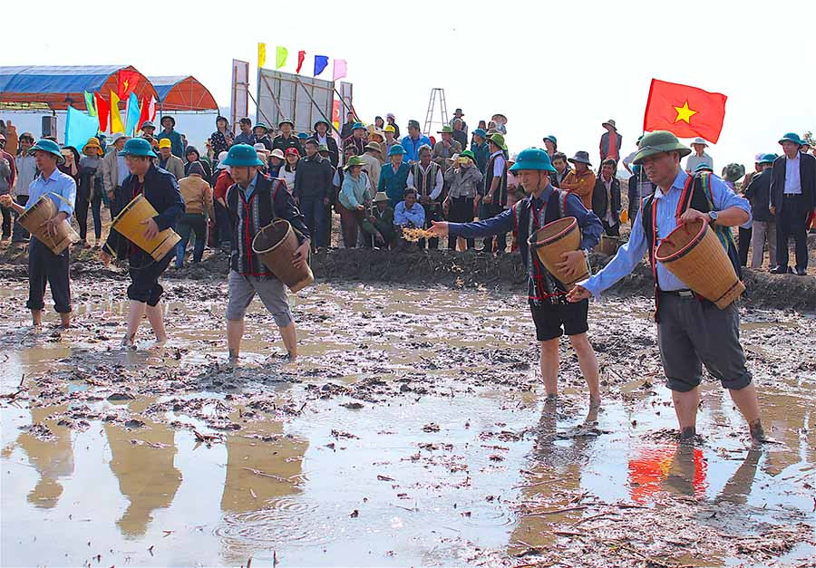 Bí thư Tỉnh ủy Dương Văn Trang (thứ 2 từ phải sang) cùng các đồng chí lãnh đạo tỉnh và huyện Chư Sê gieo sạ lúa tại chân ruộng làng Vơng Chép, xã Ayun, huyện Chư Sê. Ảnh: Hồng Thi