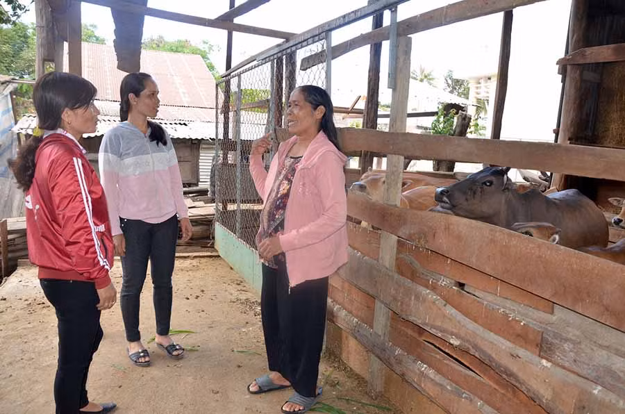  Phụ nữ xã Ia Ma Rơn (huyện Ia Pa) trao đổi về mô hình vay vốn tiết kiệm giúp nhiều chị em nuôi bò vươn lên thoát nghèo. Ảnh: T.Đ