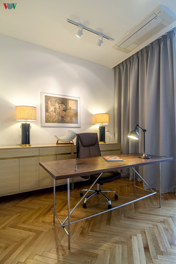 Phòng làm việc trong phòng ngủ chính với bộ bàn ghế mang dấu ấn công nghiệp. Phòng làm việc trong phòng ngủ chính với bộ bàn ghế mang dấu ấn công nghiệp.