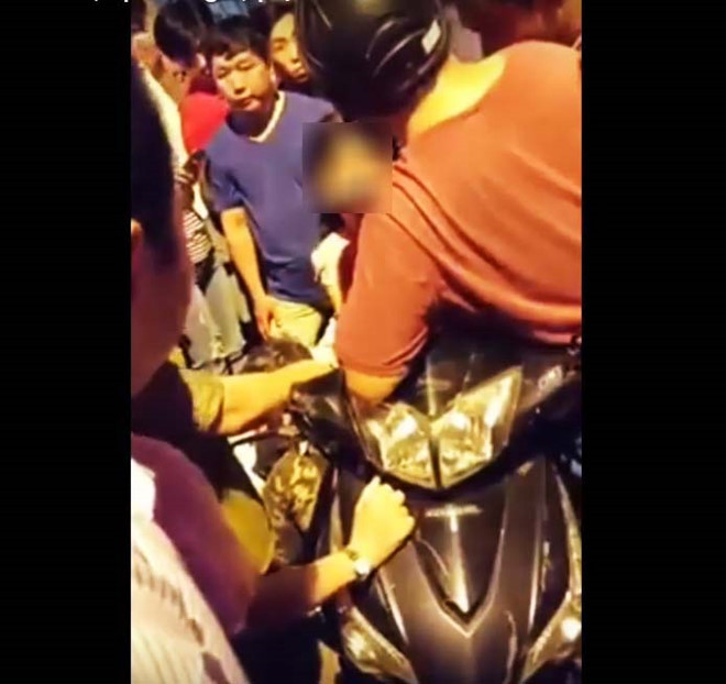 Nhiều người tập trung theo dõi vụ bé gái bị dâm ô - Ảnh: Cắt từ clip