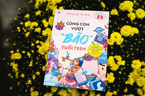 "Cùng con vượt bão tuổi teen" của nhà văn Phong Điệp lại là những trải nghiệm của một bà mẹ trong quá trình nuôi dạy những cô con gái