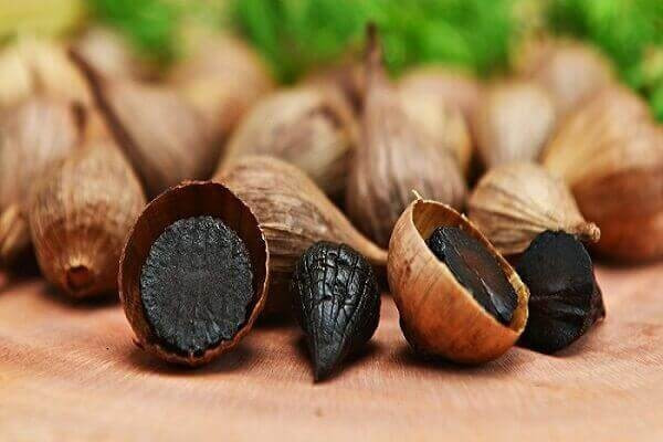 Tỏi đen có rất nhiều công dụng trong việc ngăn ngừa bệnh cảm cúm. Ảnh: T. L. Tỏi đen có rất nhiều công dụng trong việc ngăn ngừa bệnh cảm cúm. Ảnh: T. L.