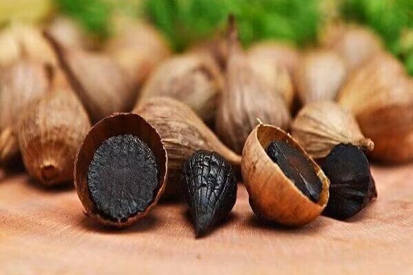 Tỏi đen có rất nhiều công dụng trong việc ngăn ngừa bệnh cảm cúm. Ảnh: T. L.