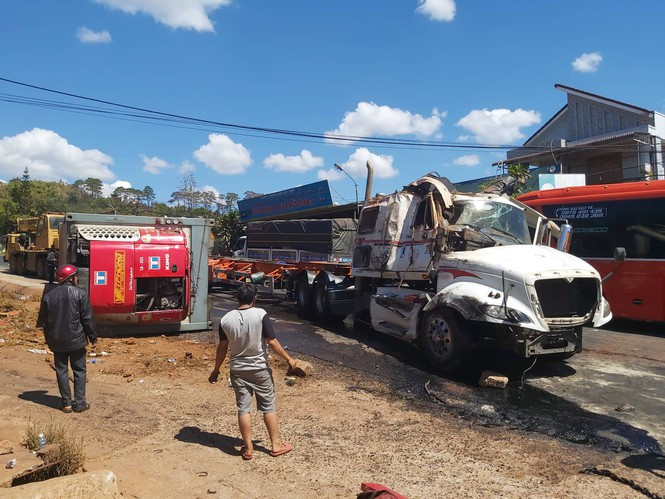  Phần đầu xe đầu kéo bị biến dạng