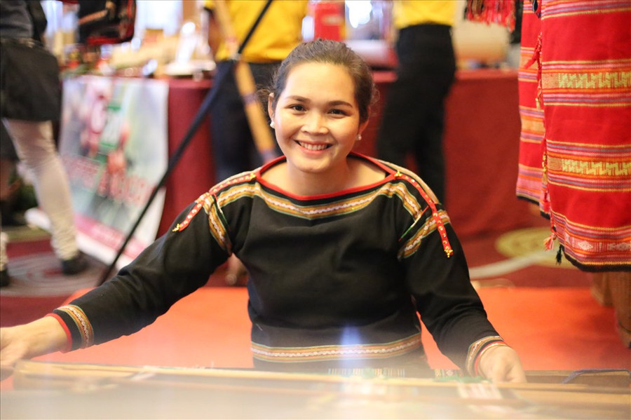 Nụ cười của cô gái người Ê Đê khi đang dệt thổ cẩm. Ảnh: HL Nụ cười của cô gái người Ê Đê khi đang dệt thổ cẩm. Ảnh: HL