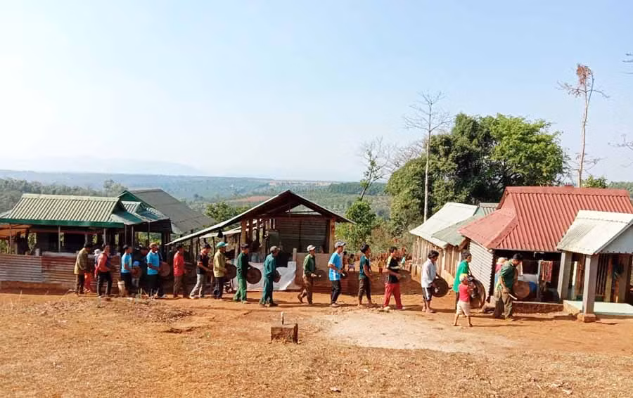  Đánh cồng chiêng tại lễ bỏ mả. Ảnh: P.V