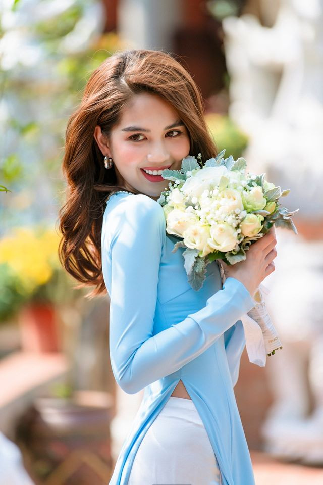 Khác với những hình ảnh mặc nội y gợi cảm, Ngọc Trinh duyên dáng khi diện áo dài. 