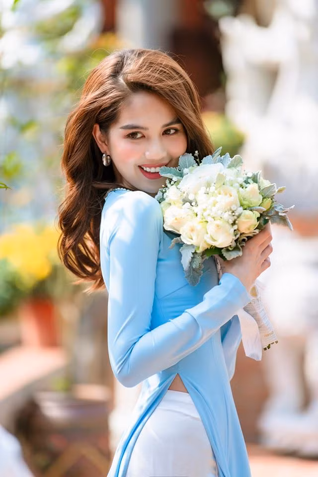 Khác với những hình ảnh mặc nội y gợi cảm, Ngọc Trinh duyên dáng khi diện áo dài. 