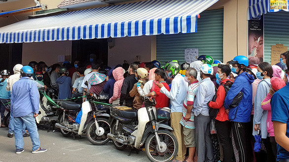 Có lúc người dân đã phải xếp hàng dài mua khẩu trang y tế tại chợ sỉ thuốc tây lớn nhất TP.HCM - Ảnh: BÔNG MAI