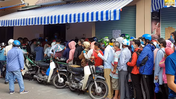 Có lúc người dân đã phải xếp hàng dài mua khẩu trang y tế tại chợ sỉ thuốc tây lớn nhất TP.HCM - Ảnh: BÔNG MAI