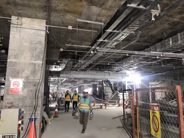 Cũng trong hôm nay, (17.2), công tác phá dỡ tường vây vị trí tiếp giáp 2 gói thầu của đoạn ngầm là 1a và 1b đã hoàn thành, sớm hơn 3 ngày so với kế hoạch ban đầu - Ảnh: H.Mai