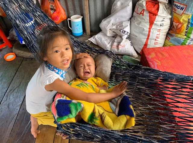 Do trường học ở xa nên nhiều đứa trẻ ở làng chài không được đến trường, phải ở nhà chăm em phụ giúp gia đình.