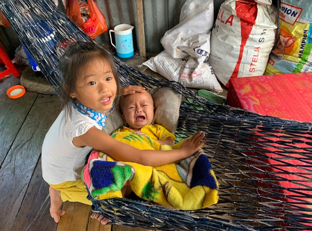 Do trường học ở xa nên nhiều đứa trẻ ở làng chài không được đến trường, phải ở nhà chăm em phụ giúp gia đình.