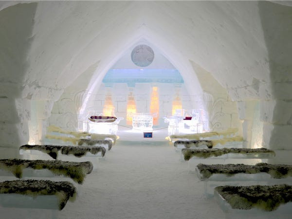 Ngoài ra còn có một nhà nguyện được trang bị lông thú để giữ ấm cho du khách. Ngoài ra còn có một nhà nguyện được trang bị lông thú để giữ ấm cho du khách.