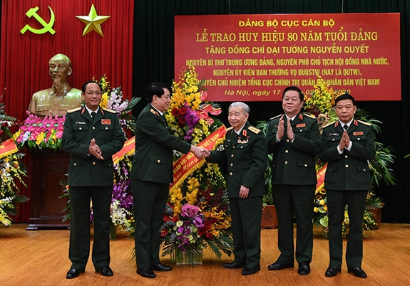 Đại tướng Nguyễn Quyết nhận sự chúc mừng của các tướng lĩnh (ảnh Báo QĐND).