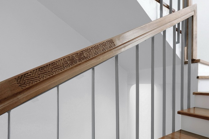 Cầu thang được trang trí những chi tiết điêu khắc nhỏ, vừa tạo điểm nhấn tinh tế vừa gợi nhớ kiến trúc truyền thống. Cầu thang được trang trí những chi tiết điêu khắc nhỏ, vừa tạo điểm nhấn tinh tế vừa gợi nhớ kiến trúc truyền thống.