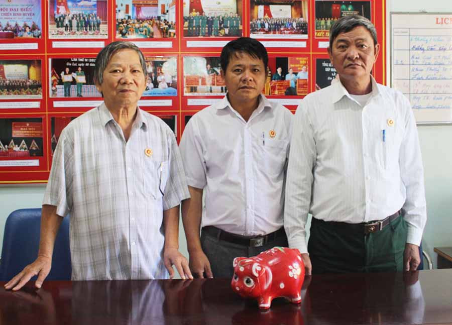 Hội CCB huyện Chư Prông với phong trào Nuôi heo đất gây quỹ giúp hội viên nghèo. Ảnh: T.B Hội CCB huyện Chư Prông với phong trào nuôi heo đất gây quỹ giúp hội viên nghèo-Ảnh TB