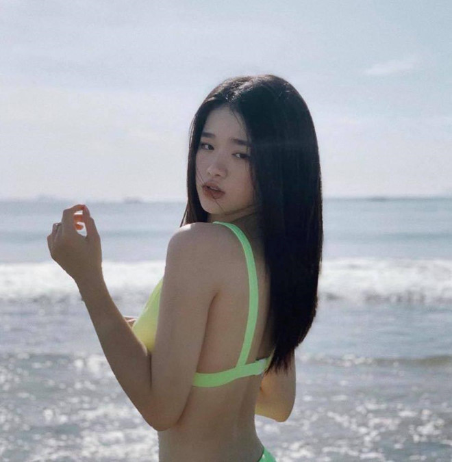 Ở tuổi 17, những hình ảnh gợi cảm của Linh Ka bị cho là chưa phù hợp - Ảnh: Instagram NV