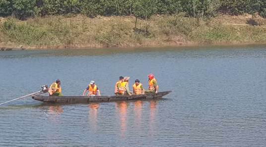 Lực lượng chức năng đang tích cực tìm kiếm nạn nhân còn lại. 