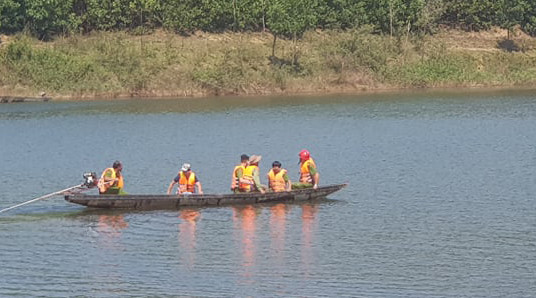 Lực lượng chức năng đang tích cực tìm kiếm nạn nhân còn lại. 