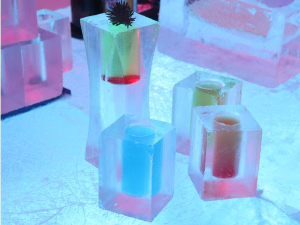 Đồ uống được phục vụ bằng cốc làm từ băng. Đồ uống được phục vụ bằng cốc làm từ băng.