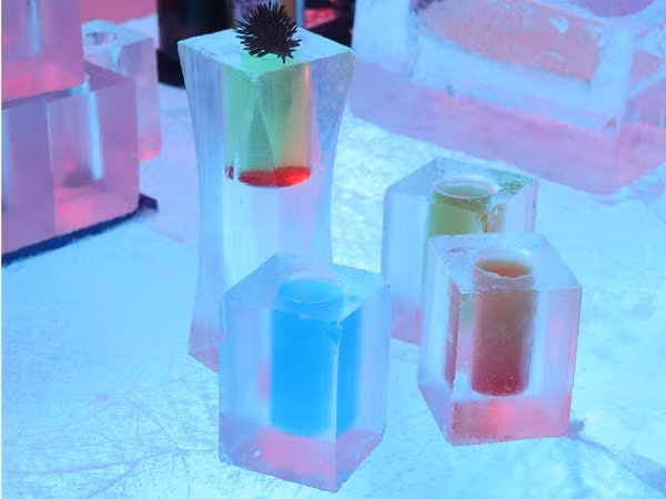 Đồ uống được phục vụ bằng cốc làm từ băng.