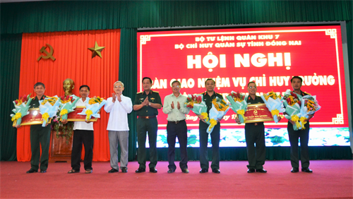  Lãnh đạo Quân khu 7 và lãnh đạo tỉnh Đồng Nai chúc mừng các đồng chí được nhận quyết định.