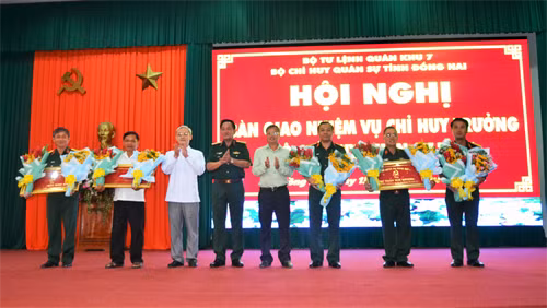  Lãnh đạo Quân khu 7 và lãnh đạo tỉnh Đồng Nai chúc mừng các đồng chí được nhận quyết định.