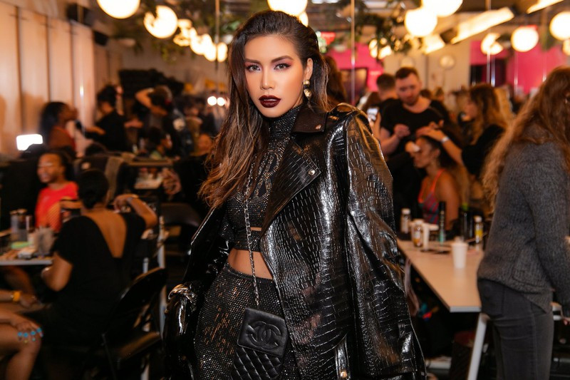 Kết thúc 2 ngày tham dự New York Fashion Week 2020, Hoa hậu – Siêu mẫu Minh Tú cùng ekip đã mang đến cho người hâm mộ ngoài những bộ cánh bắt mắt tham dự show diễn của các NTK còn có những bộ trang phục street style với nhiều phong cách biến hoá khác nhau đầy mãn nhãn, phá cách những không kém phần thanh lịch và thời thượng. Kết thúc 2 ngày tham dự New York Fashion Week 2020, Hoa hậu – Siêu mẫu Minh Tú cùng ekip đã mang đến cho người hâm mộ ngoài những bộ cánh bắt mắt tham dự show diễn của các NTK còn có những bộ trang phục street style với nhiều phong cách biến hoá khác nhau đầy mãn nhãn, phá cách những không kém phần thanh lịch và thời thượng.