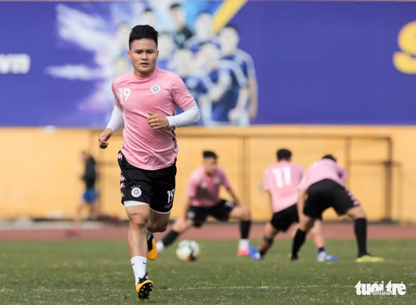 Anh bỏ lỡ hai trận giao hữu với CLB Viettel. Tính đến chiều 27-2, Quang Hải vẫn phải tập riêng - Ảnh: HỮU TẤN