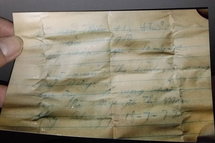 Mảnh giấy đựng trong chai thủy tinh được phát hiện cùng hài cốt liệt sĩ được tìm thấy ở thị trấn Khe Sanh. Ảnh: H.Minh. Mảnh giấy đựng trong chai thủy tinh được phát hiện cùng hài cốt liệt sĩ được tìm thấy ở thị trấn Khe Sanh. Ảnh: H.Minh.